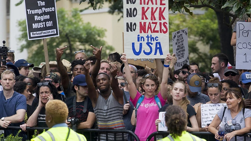 Die Rechtsextremisten vermochten am Jahrestag der tödlichen Proteste von Charlottesville kaum zu mobilisieren. Dagegen nahmen Tausende an Gegendemonstrationen teil. Die Kundgebungen richteten sich auch gegen US-Präsident Donald Trump.