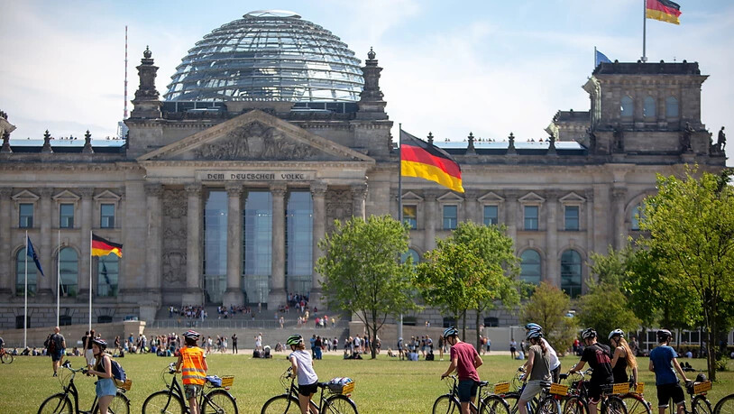 Die Sozialdemokraten und Liberalen legen in Deutschland gemäss einer aktuellen Umfrage zu. (Archivbild Reichstag Berlin)
