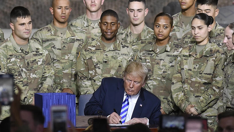 US-Präsident Donald Trump genehmigt am Montag das Budget für die Verteidigungsausgaben der USA.