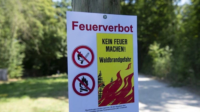 Weiterhin gilt in den meisten Kantonen Feuerverbot. (KEYSTONE/Melanie Duchene)