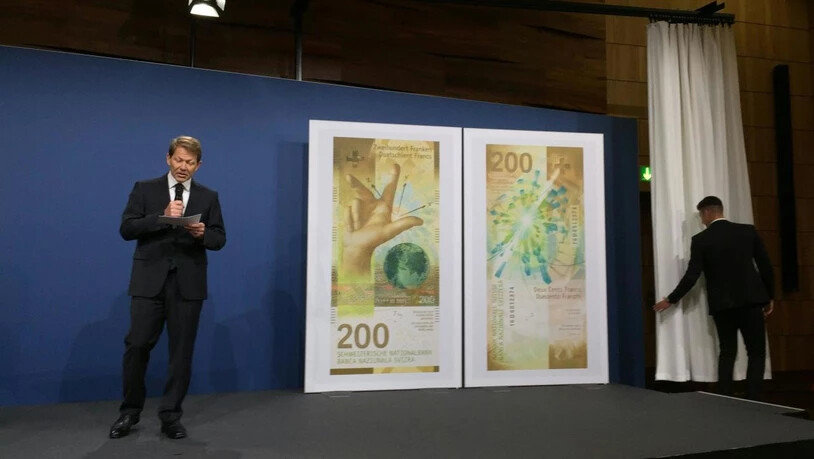 Die neue 200er-Note wird am 15.8.2018 von SNB-Vizepraesident Fritz Zurbruegg praesentiert.