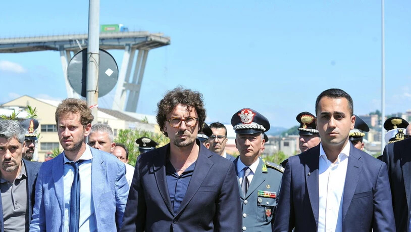 Vize-Ministerpräsident Luigi di Maio (r.) und Verkehrsminister Danilo Toninelli (Mitte) am Mittwoch am Ort der Katastrophe.