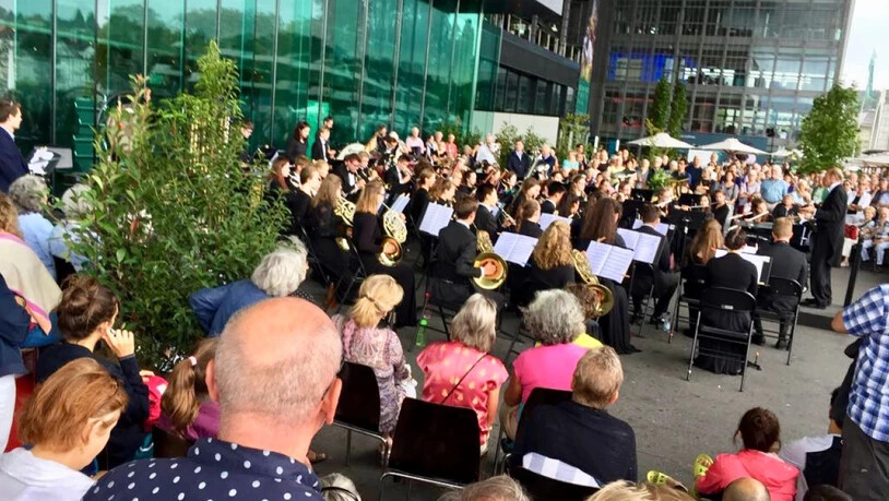 Das britische Jugendorchester spielt ein Gratiskonzert zum Auftakt des diesjährigen Lucerne Festivals unter dem schützenden, weitausragenden KKL-Dach.