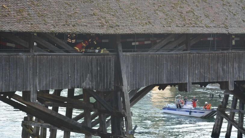 Die Einsatzkräfte konnten das Feuer auf der historischen Holzbrücke in Olten rasch löschen.