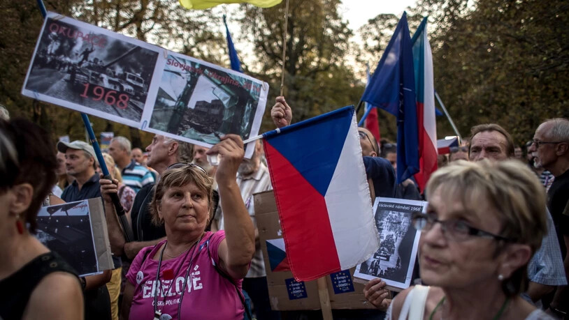 Mehrere hundert Demonstranten haben am Montag vor der russischen Botschaft in Prag protestiert und an die Niederschlagung des "Prager Frühlings" im Jahr 1968 erinnert.