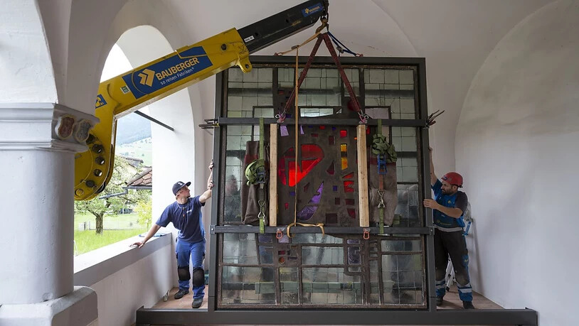 Schwertransport: Das Paul-Stöckli-Glasfenster wird in der grossen Loggia des Winkelriedhauses in Stans aufgestellt.
