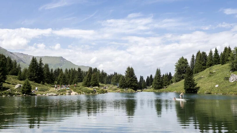 Die über 600 Seen in Graubünden laden am Feierabend zu einem Schwumm ein.