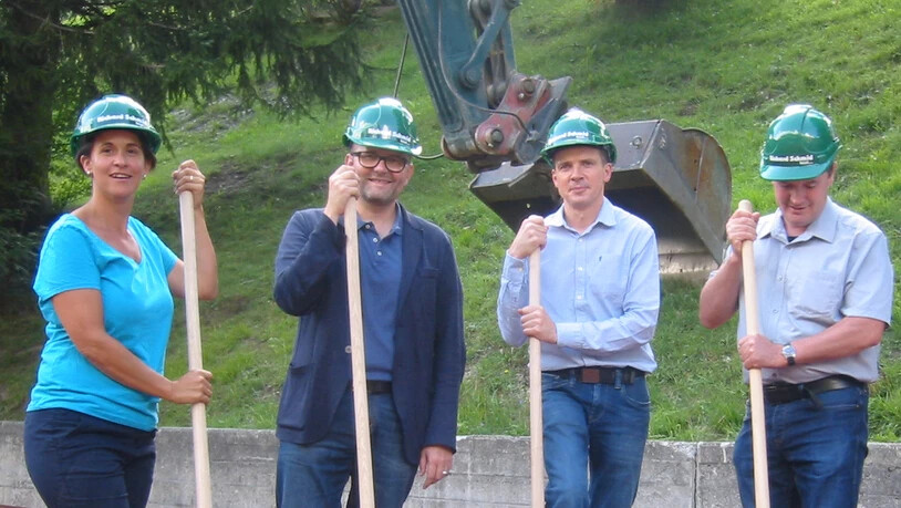 Lehrerin Ursula Blumenthal, Investor Remo Stoffel, Dorfarzt Ingo Kaczmarek und Gemeindepräsident Stefan Schmid (v.l.).