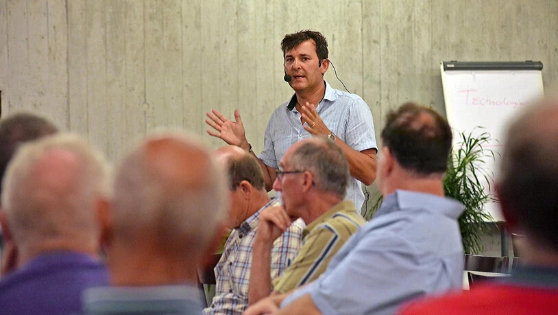 «Der Bezug zur Region ist uns sehr wichtig»: Ralph Egeter von der SAK informiert in der Berufsschule in Ziegelbrücke.