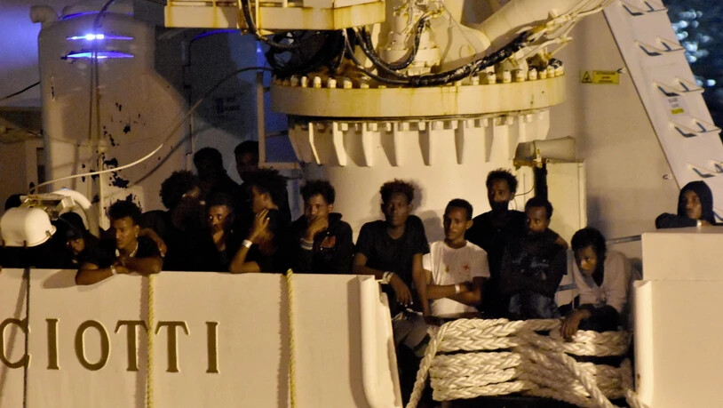 Die Migranten konnten das Schiff verlassen und wurden nach Messina gebracht.