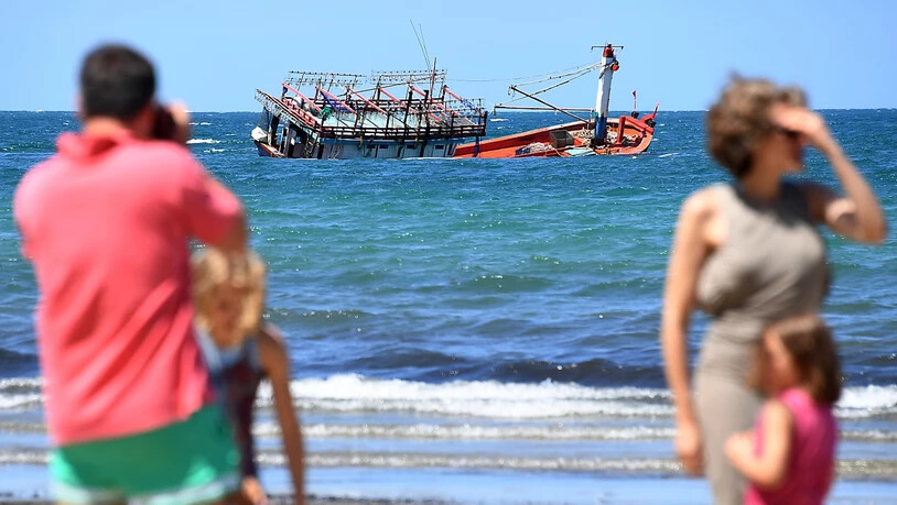 Erstmals seit fast vier Jahren hat ein Flüchtlingsboot Australien erreicht. Das Boot lief vor der Küste auf Grund. Inzwischen konnten 15 Bootsinsassen gefunden werden.