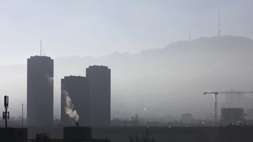Die Luftqualität in der Schweiz hat sich in den vergangenen dreissig Jahren gemäss eines Berichts des Bundesamts für Umwelt (Bafu) verbessert. Allerdings überschreiten Schadstoffe wie das Reizgas Ozon noch immer die Grenzwerte. (Symbolbild)