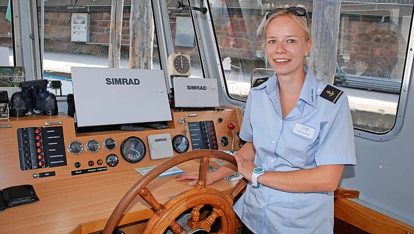 Auf dem Motorschiff «Alvier»: Sarina Scherrer ist jetzt Kapitänin auf dem Walensee.Bild Guido Städler
