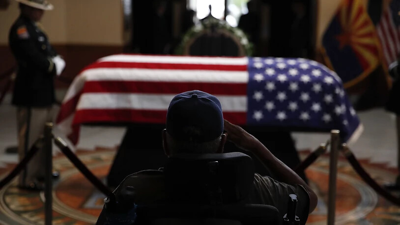 Ein früherer Soldat salutiert vor dem Sarg des verstorbenen US-Senators und Kriegsveteranen John McCain im Parlamentsgebäude von Arizona.