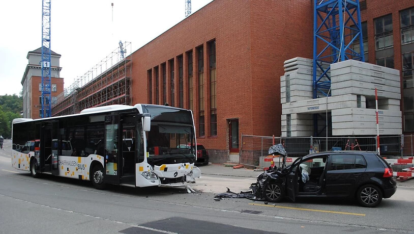 Bus gegen Auto: Bei der Frontalkollision in Schaffhausen wurden am Freitag fünf Personen verletzt.