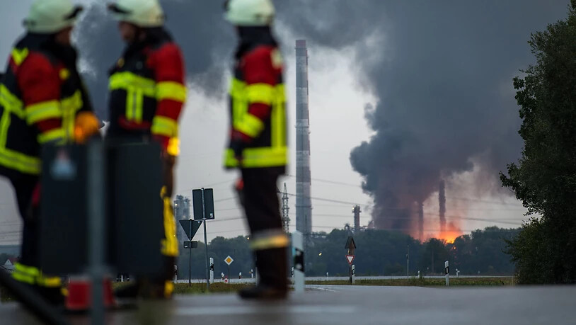 Ein Brand ist auf einem Raffineriegelände in der Nähe von Ingolstadt hat acht Verletzte gefordert. Rund 1800 Menschen mussten vorübergehend evakuiert werden. (KEYSTONE/Lino Mirgeler)