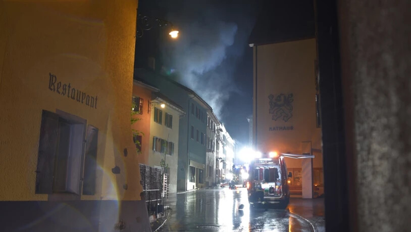 Ein Dachstockbrand in Thusis GR konnte von der Feuerwehr rasch gelöscht werden. Zwei angrenzende Häuser sind bis auf weiteres unbewohnbar.