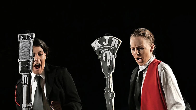 Vom gesamten Ensemble zoomt das Stück auf die einzelnen Protagonisten wie Lukullus (Jonin Herzig und Jana Kessler, links).