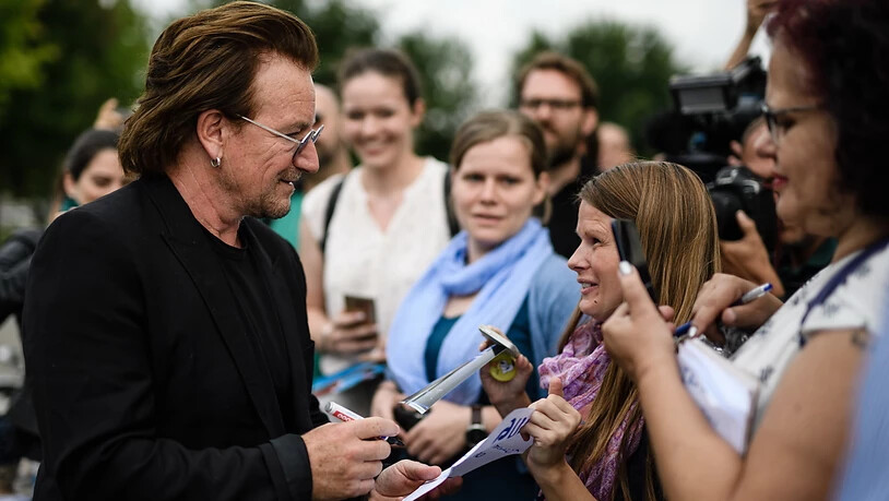 U2-Sänger Bono spricht mit Fans, nachdem er vergangene Woche mit der deutschen Kanzlerin Angela Merkel über Entwicklungshilfe in Afrika gesprochen hat. Bei einem Konzert in Berlin hat am Samstag seine Stimme versagt und die Veranstaltung musste…