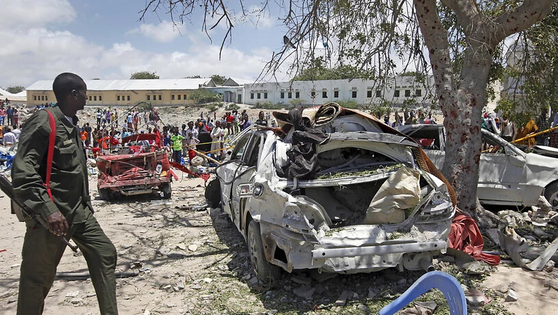 Mindestens acht Tote und zehn Verletzte hat ein Bombenattentat in der somalischen Hauptstadt Mogadischu gefordert.
