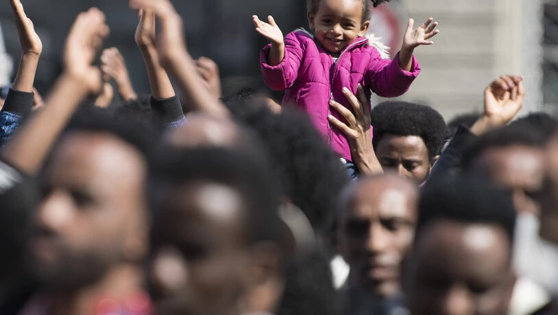 Eritreerinnen und Eritreer demonstrierten im Frühjahr in Bern für eine humane Flüchtlingspolitik. Der Bund überprüft derzeit die vorläufige Aufnahme von eritreischen Staatsangehörigen. (Archiv)