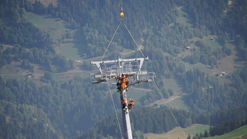 Mit Helikoptern wurden die Stützen für die neue 6er-Sesselbahn auf den Berg geflogen.