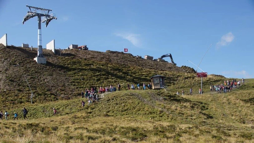 Zahlreiche Menschen beobachteten das Spektakel am Berg.