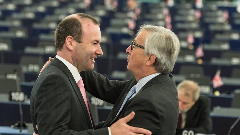 Der Deutsche Manfred Weber (links) will laut Medienmeldungen EU-Kommissionspräsidenten Jean-Claude Juncker (rechts) in seinem Amt beerben. (Archivbild)