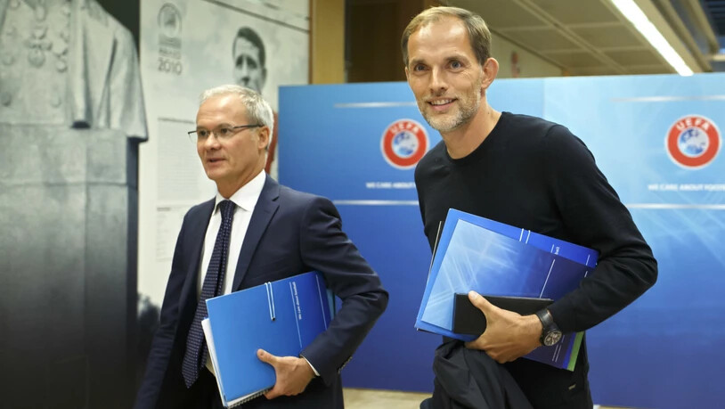 UEFA-Wettbewerbsdirektor Giorgio Marchetti (links) und PSG-Trainer Thomas Tuchel am Dienstag in Nyon