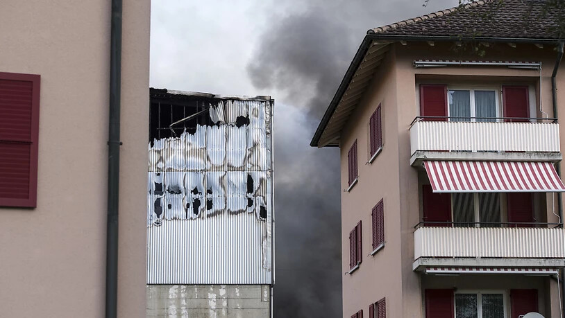 In der Nähe der Recyclinghalle, die in der Nacht auf Mittwoch in Altdorf in Brand geraten ist, befinden sich auch Wohnhäuser. Zwei Anwohner wurden wegen Verdachts auf eine Rauchgasvergiftung zur Kontrolle ins Spital gebracht.