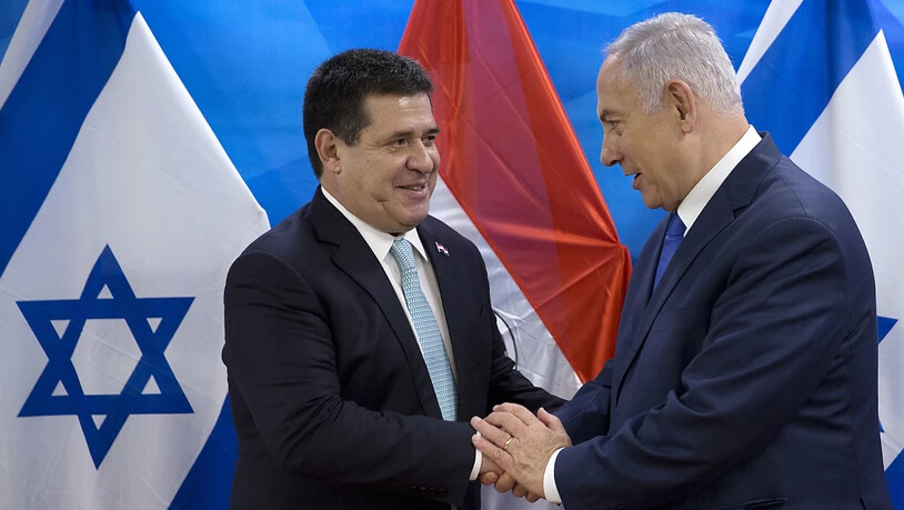 Früher andere Politik: Israels Premier Benjamin Netanjahu (rechts) und der ehemalige Präsident Paraguays Horacio Cartés (links) pflegten eine freundschaftliche Beziehung. (Archivbild)