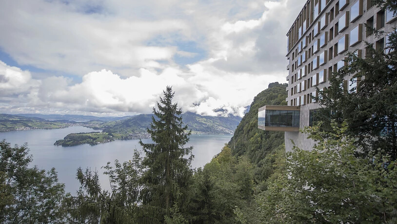 Die Sicht auf das Restaurant mit Aussicht am Bürgenstock Hotel hoch über dem Vierwaldstättersee.