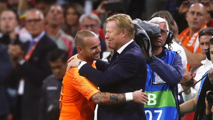 Wesley Sneijder und Elftal-Coach Ronald Koeman feiern gemeinsam