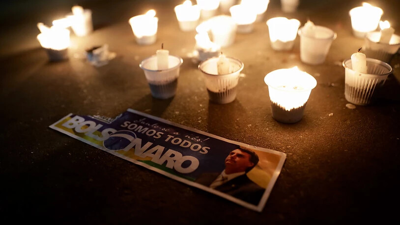 Kerzen für den ultrarechten brasilianischen Präsidentschaftskandidaten, Jair Bolsonaro, der bei einer Wahlkampfveranstaltung von einem Messerattentäter schwer verletzt wurde.