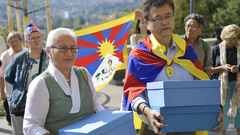 Mitglieder der Gesellschaft für bedrohte Völker (GfbV) und Tibet-Organisationen reichen bei der Bundeskanzlei eine Petition ein, mit der sie Politik und Behörden auffordern, die Grundrechte der Tibeterinnen und Tibeter in der Schweiz zu schützen.