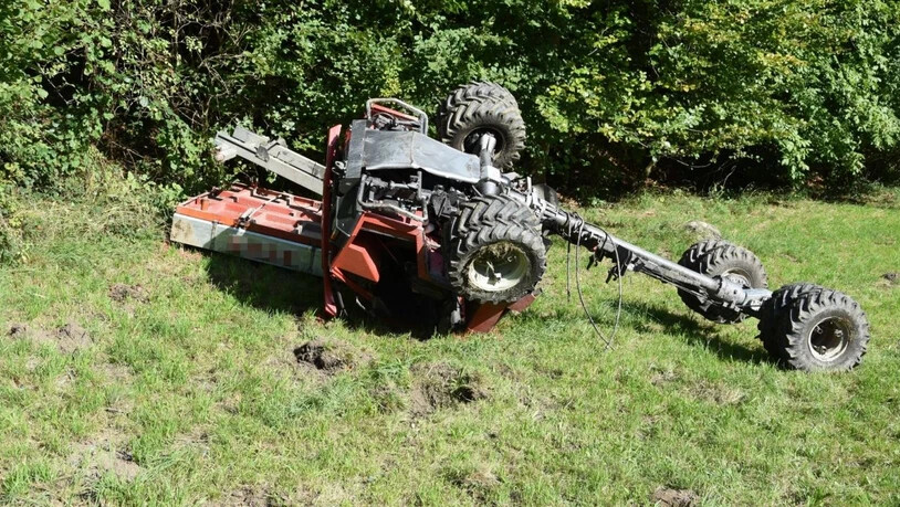 Tädlicher Unfall in Grabs: Für die 18-jährige Frau, die das landwirtschaftliche Fahrzeug steuerte, kam jede Hilfe zu spät.