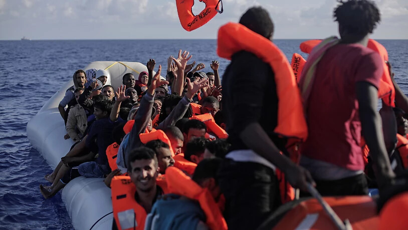 Unglück mit zwei Schlauchbooten voller Flüchtlinge Anfang September auf dem Mittelmeer: Eines hatte einen Motorschaden, das andere verlor Luft. (Symbolbild)