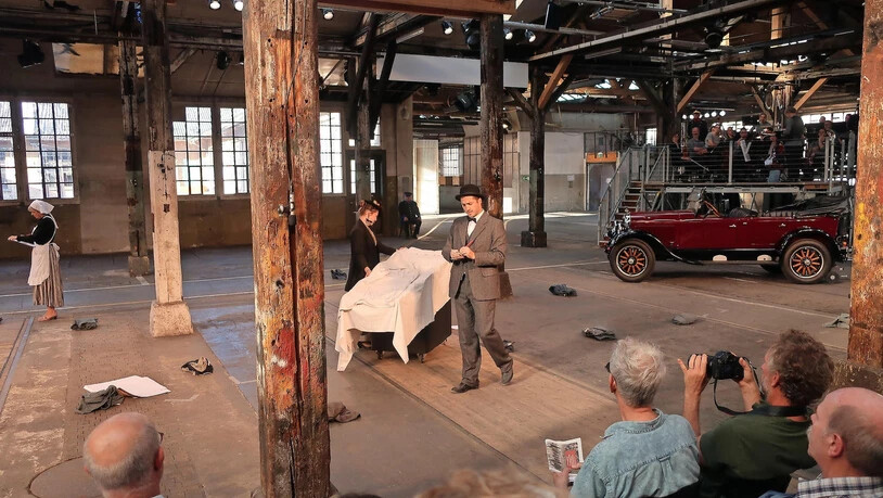 Stimmungsvoller Auftritt: Die Glarner Theatergruppe – hier mit Iman Girolimetto und Urs Imhof – überzeugt das Publikum in der alten SBB-Hauptwerkstätte in Olten.