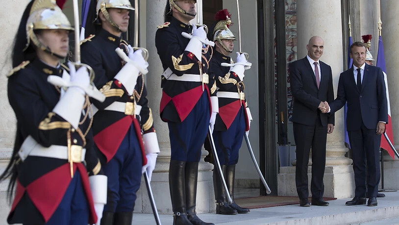 Bundespräsident Alain Berset wird vom französischen Präsidenten Emmanuel Macron (ganz rechts) im Elysée-Palast begrüsst.
