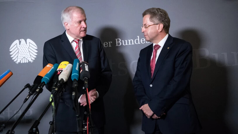 Horst Seehofer (l.) äussert sich nach der Sondersitzung des Innenausschusses im Deutschen Bundestag in Anwesenheit von Hans-Georg Maassen.