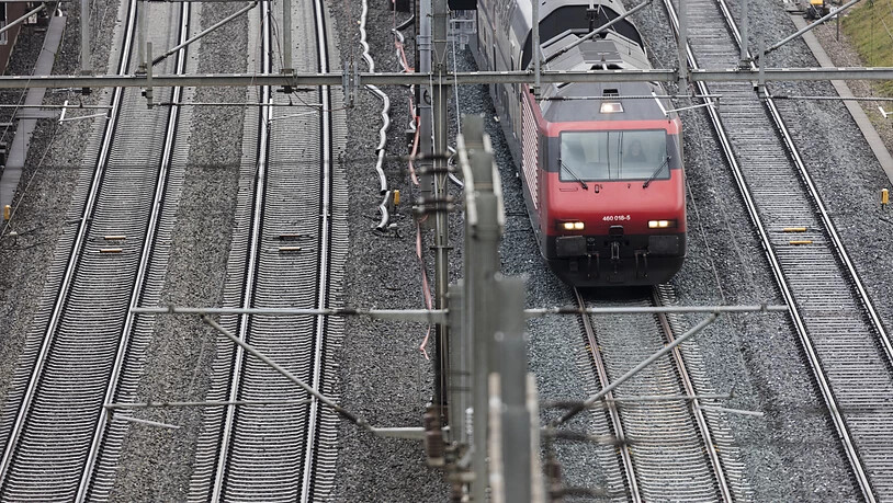 Gleich drei Fernverkehrszüge waren am Dienstag auf der Strecke Bern - Olten stecken geblieben. (Symbolbild)