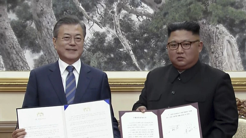 Der südkoreanische Präsident Moon Jae-in und der nordkoreanischen Machthaber Kim Jong Un haben auf dem Gipfel in Pjöngjang eine Vereinbarung unterzeichnet. (Foto: Korea Broadcasting System via AP)