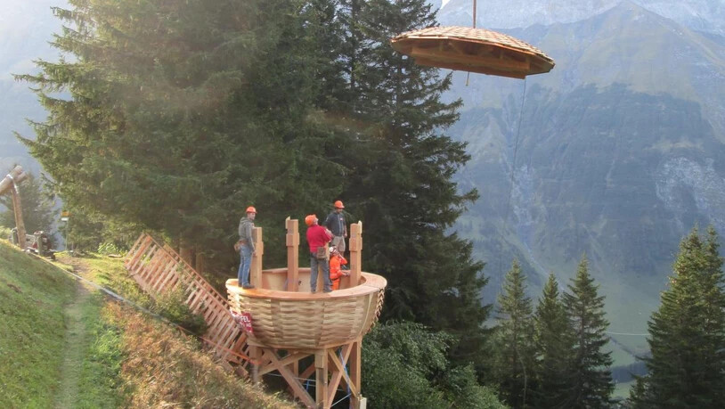 Drei Tonnen schwer sind die Holzkonstruktionen, die diese Woche auf drei Glarner Alpen aufgebaut wurden.