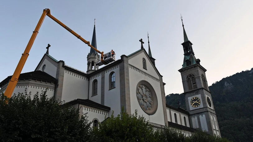 An der Stadtkirche Glarus werden Fassadenschäden begutachtet.