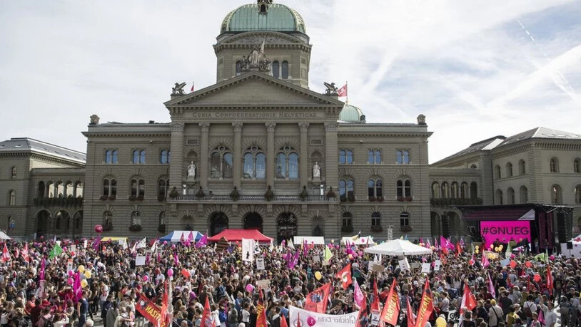 "Genug ist genug": 20'000 Frauen und Männer demonstrieren auf dem Bundesplatz für Lohngleichheit.
