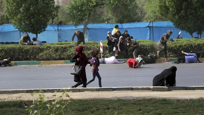 Nach einem Angriff auf eine Militärparade im Iran versuchen sich Zivilisten in Sicherheit zu bringen - mindestens 29 Menschen wurden getötet, dutzende weitere verletzt.