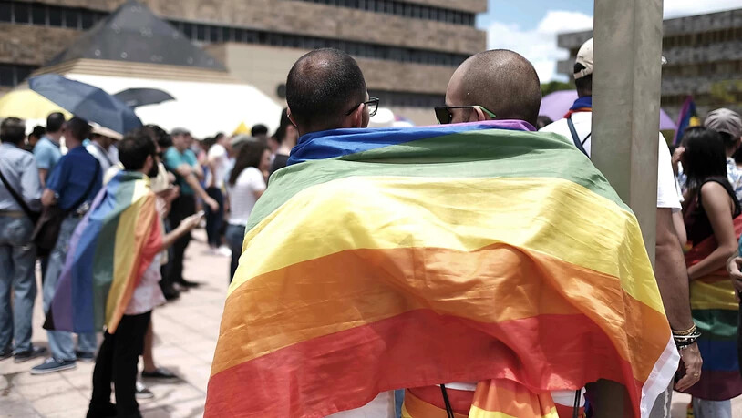 Der Nationalrat will Diskriminierungen von LGBTI-Menschen unter Strafe stellen. Beim Schutz geht er weiter als der Bundesrat. (Symbolbild)