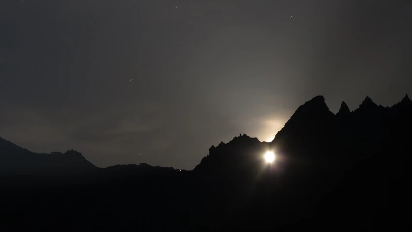 Seltenes Spektakel im Glarnerland: An einem einzigen Oktoberabend scheint dieses Jahr der Mond durch das Martinsloch über Elm.