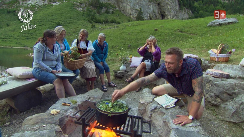 Ob es klappt? Weil es noch nicht bei allen Hofdamen mit der grossen Liebe geklappt hat, brauen sie am Talalpsee gemeinsam mit Moderator Marco Fritsche einen Liebestrunk.