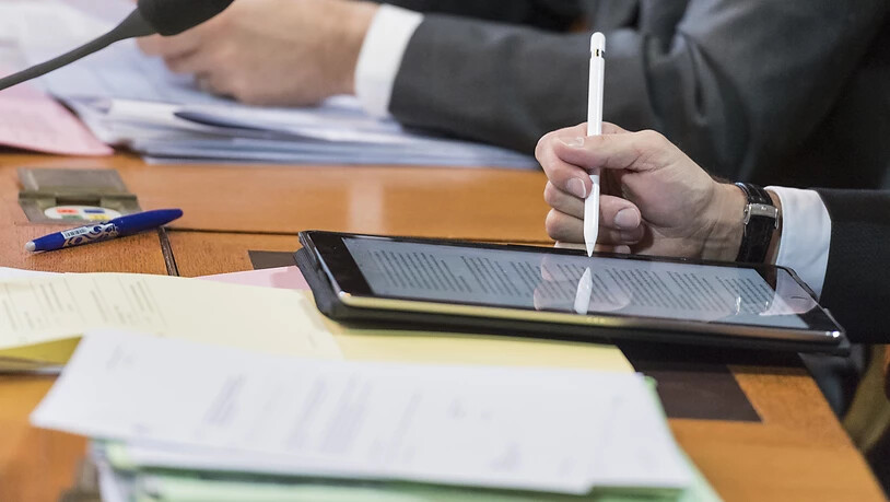 Tablet statt Papier: Auch der Parlamentsbetrieb soll digitaler werden. Ziel ist es, den Papierverbrauch zu verringern. (Archivbild)